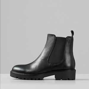 Vagabond Kenova US 7, UK 38; Dr. Martens lookalike